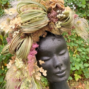 kavitko-aanestamassa-nayttelyssa-florist_paivilehti-toteuttamia-toinen-toistaan-ihanampia-floristisia-paita%f0%9f%98%8d-olitko-samaa-mielta-kuin-suurin-osa-nimittain-tama-pitkahiuksinen-kaunokainen-2