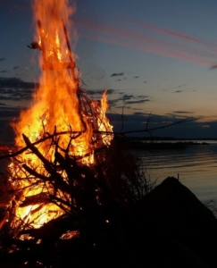 jaako-juhannuskokko-tana-vuonna-vain-haaveeksi-olipa-kelit-mitka-tahansa-hyvaa-kaunista-ja-maukasta-juhannusta-kaikille-%e2%81%a0lepaa-lepaanayttely-e-lepaa-elepaa-juhannus-2