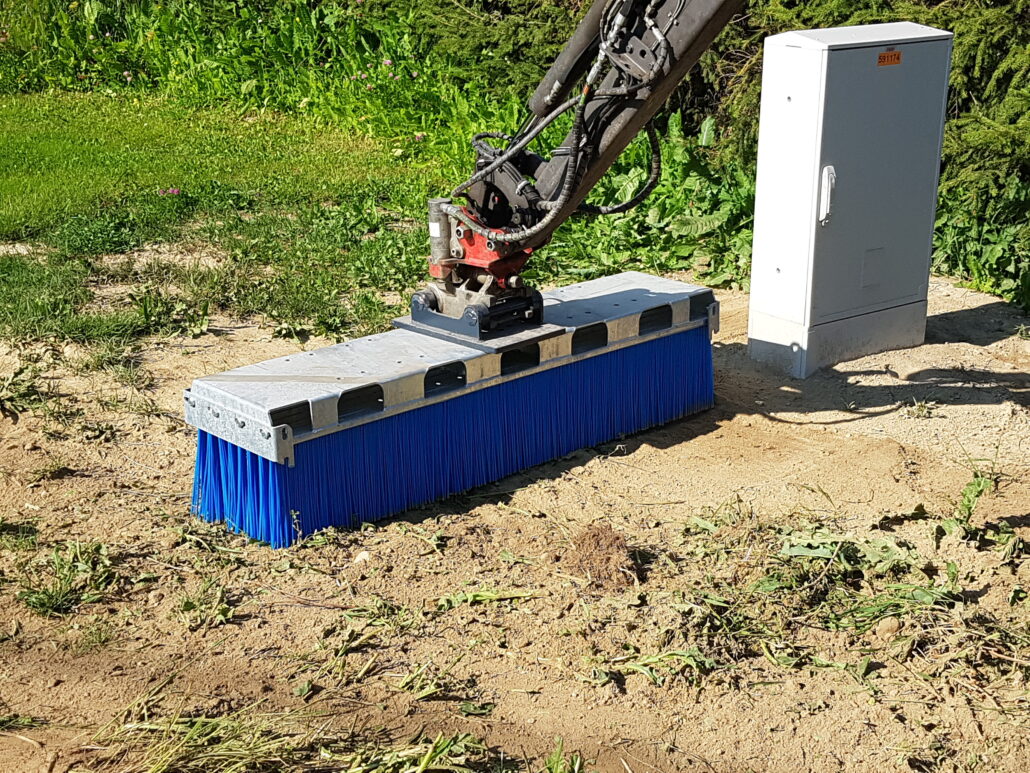 saja-strip-brush-and-remac-excavator-jpg-2